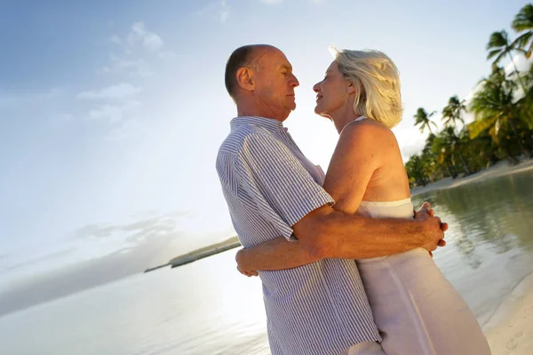 Casal Sênior Abraçando Praia — Fotografia de Stock