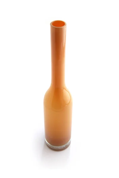 白の背景にオレンジの花瓶 — ストック写真