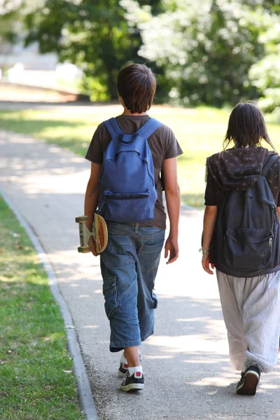 Junge Und Mädchen Gehen Seite Seite — Stockfoto