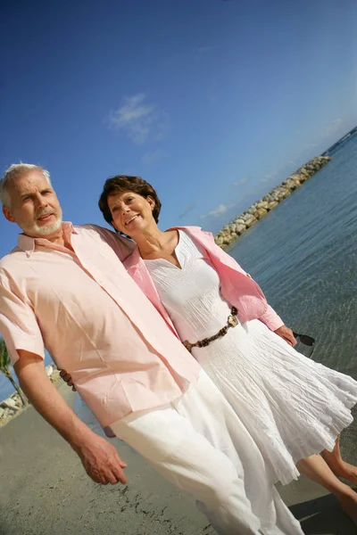 Couple Aînés Promenant Sur Plage — Photo