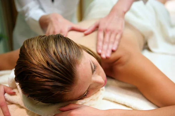Liggande Kvinna Lämnar Ryggen Massage — Stockfoto