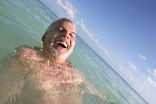 海での老人の入浴笑顔 — ストック写真