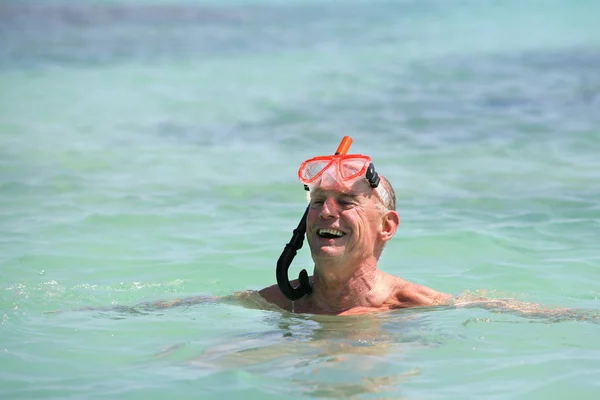 Vieil Homme Baignant Dans Mer Avec Son Masque Plongée Apnée — Photo