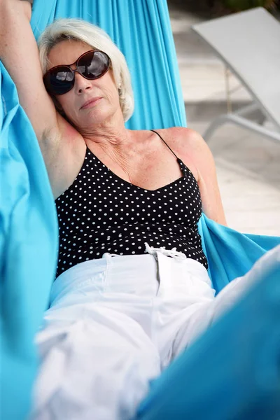 Oudere Vrouw Een Hangmat Verlengd Met Een Zonnebril — Stockfoto
