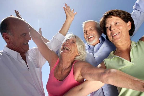 Feliz Grupo Ancianos Levantando Brazo — Foto de Stock