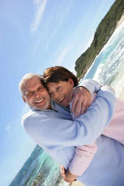 Ritratto Una Coppia Anziana Sorridente Sulla Spiaggia — Foto Stock