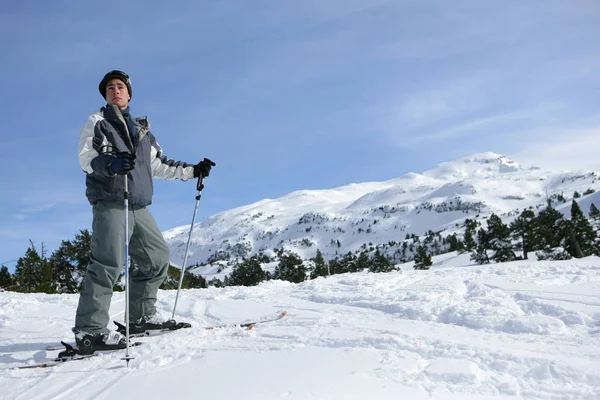 Junger Mann Auf Skiern Schnee — Stockfoto