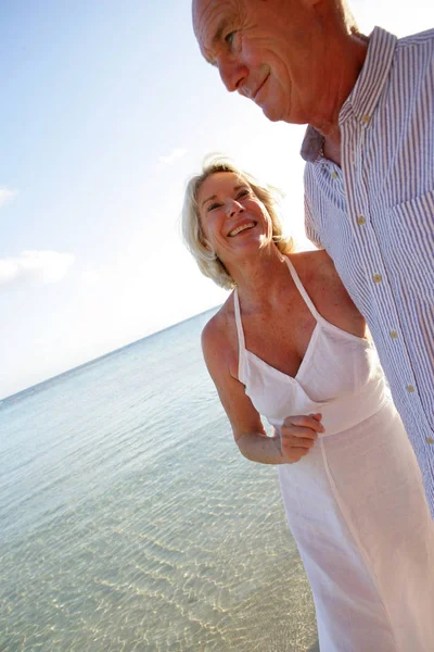 Sorridente Coppia Anziana Passeggiando Sulla Spiaggia — Foto Stock