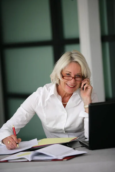 Portrait Une Femme Âgée Assise Sur Téléphone Bureau Muni Téléphone — Photo