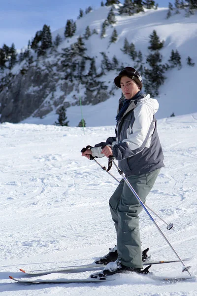 Nahaufnahme Eines Jungen Mannes Beim Skifahren — Stockfoto