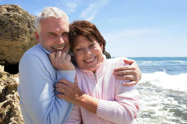 Ritratto Una Coppia Anziana Sorridente Sulla Spiaggia — Foto Stock