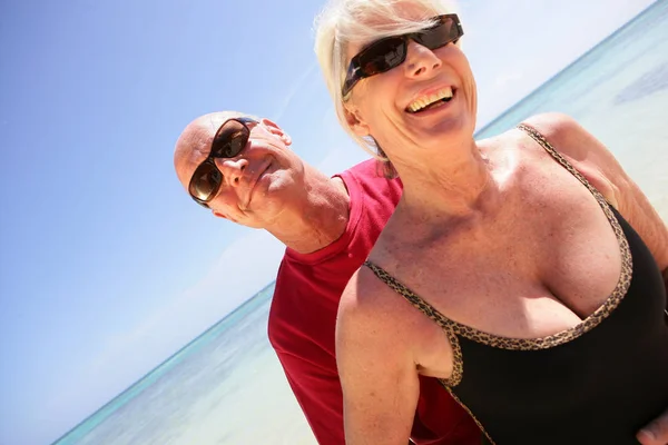 Retrato Pareja Mayor Sonriendo Playa — Foto de Stock