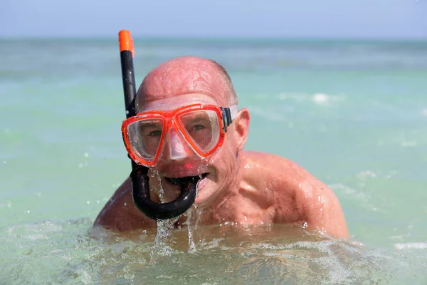 Vieil Homme Baignant Dans Mer Avec Son Masque Plongée Apnée — Photo