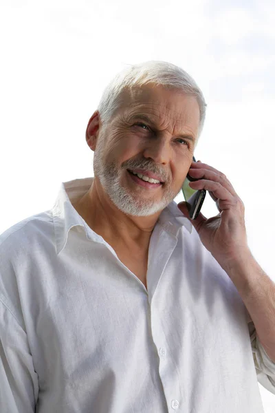 携帯電話を持つ老人の肖像画 — ストック写真