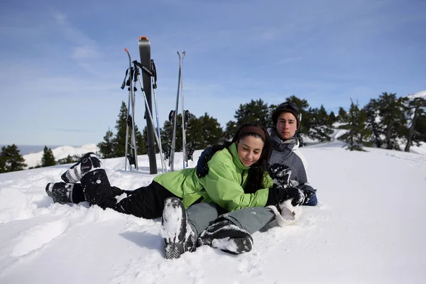 Casal Deitado Neve — Fotografia de Stock