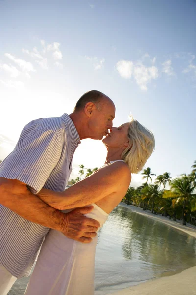 Senior Couple Kissing Playa —  Fotos de Stock