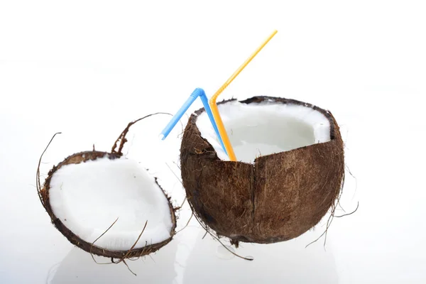 Kokosnuss Und Nuss Auf Weißem Hintergrund — Stockfoto