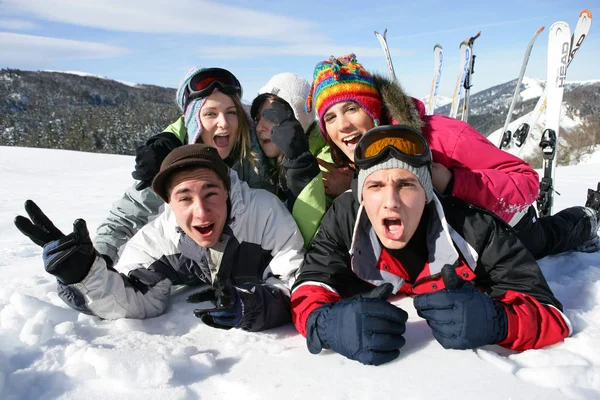 Skupina Mladých Lidí Ležících Sněhu — Stock fotografie