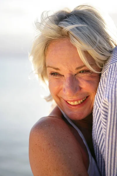 Retrato Una Mujer Mayor Sonriendo Junto Hombre Borde Del Agua — Foto de Stock