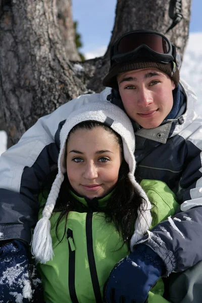 Zwei Mädchen Winterkleidung Den Bergen — Stockfoto