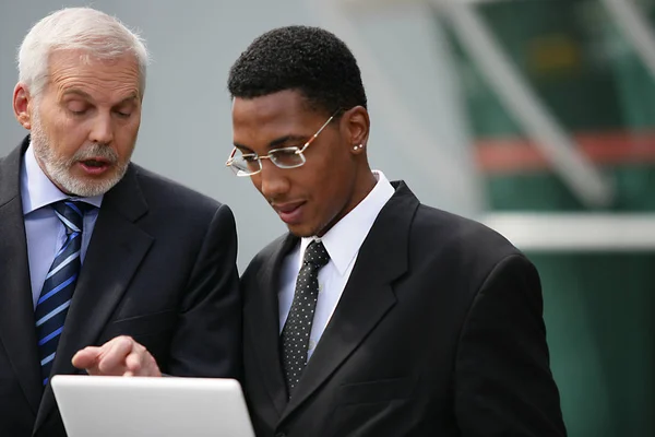 Portret Van Mannen Pakken Die Met Een Laptop Praten — Stockfoto