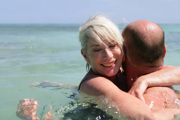 Altos Abrazos Pareja Bañándose Mar — Foto de Stock