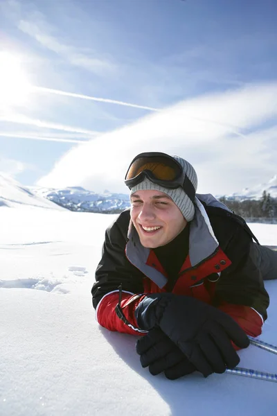 Lächelnder Mann Liegt Schnee — Stockfoto