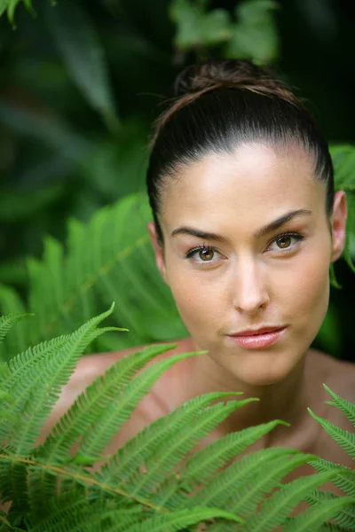 Portret Van Een Jonge Vrouw Omringd Door Varens — Stockfoto