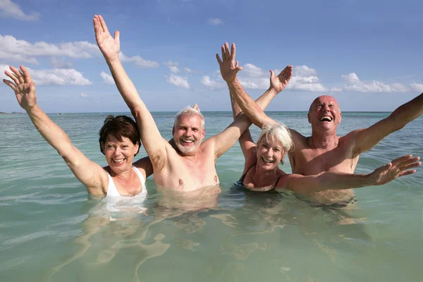 Retrato Grupo Ancianos Está Levantando Los Brazos Alrededor Del Mar — Foto de Stock