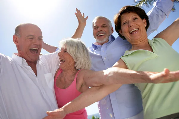Ευτυχισμένη Ομάδα Ηλικιωμένων Σηκώνοντας Χέρι — Φωτογραφία Αρχείου