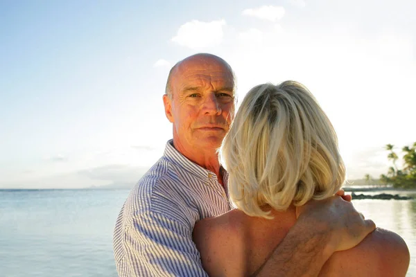 Retrato Hombre Cerca Una Mujer Mayor Playa — Foto de Stock