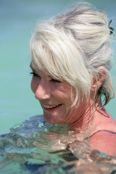 Portret Van Een Glimlachende Oudere Vrouw Die Zee Baadt — Stockfoto