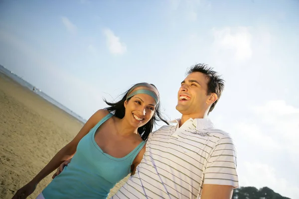 Retrato Hombre Una Mujer Sonriendo Caminando Por Playa — Foto de Stock