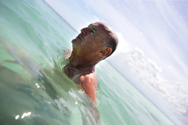 Yaşlı Adam Denizde Yıkanıyor — Stok fotoğraf