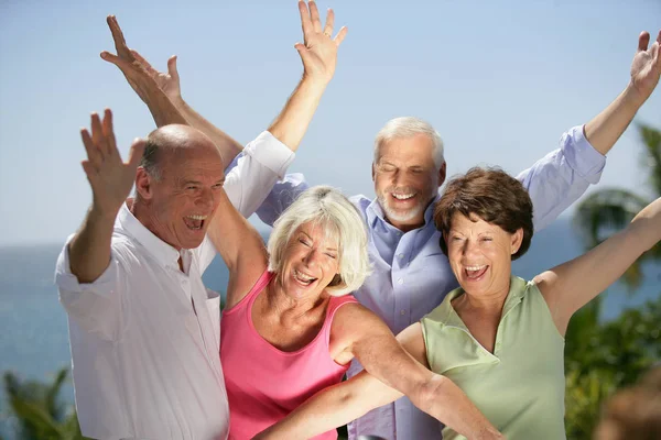 Szczęśliwa Grupa Seniorów Podnosząc Rękę — Zdjęcie stockowe