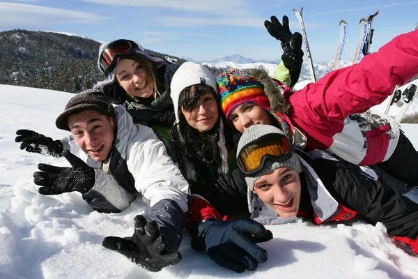 Skupina Mladých Lidí Ležících Sněhu — Stock fotografie