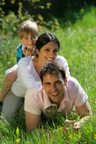 Retrato Hombre Una Mujer Con Niño Hierba — Foto de Stock