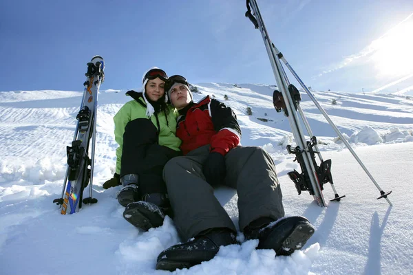 Man Woman Sitting Snow — Stock Photo, Image