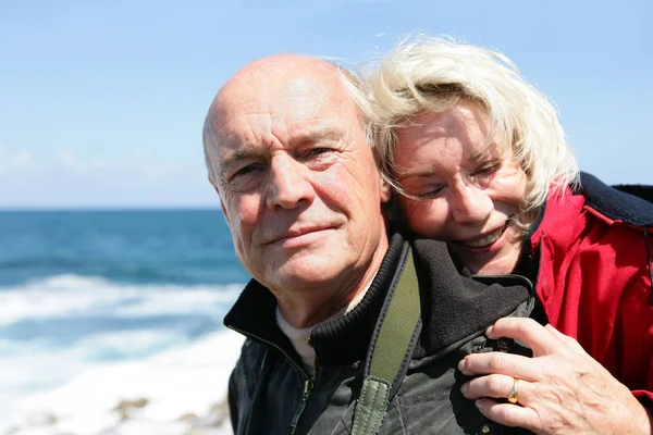 Denizdeki Yaşlı Bir Çiftin Portresi — Stok fotoğraf