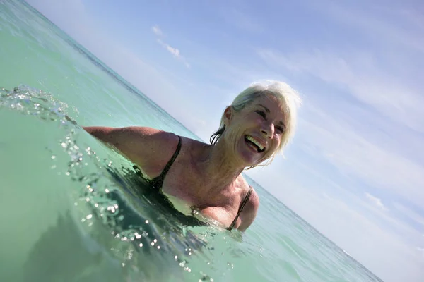 Oudere Vrouw Badend Zee — Stockfoto