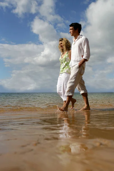 在海滩上散步的一对夫妇来到了海边 — 图库照片