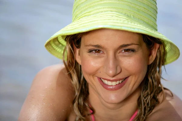 Mujer Sonriente Con Sombrero Frente Del Mar —  Fotos de Stock