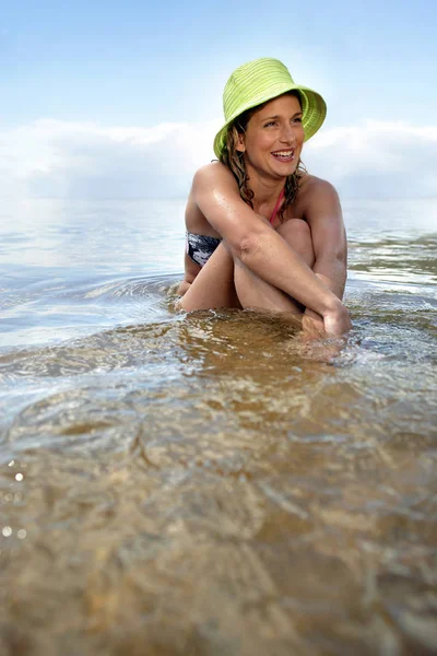 Glimlachende Vrouw Met Hoed Zittend Het Water Overboord Profiel — Stockfoto