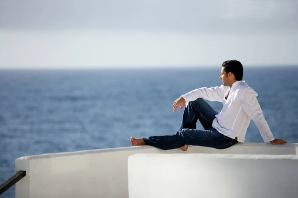 Hombre Sentado Frente Perfil Del Mar — Foto de Stock