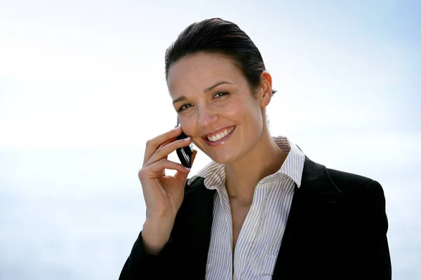 Retrato Sorrir Mulher Terno Chamando Com Celular Negócio — Fotografia de Stock