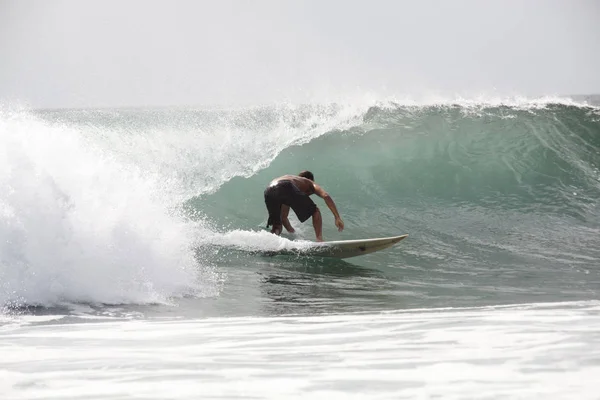 Surfer Aktion Auf Der Welle Des Ozeans — Stockfoto