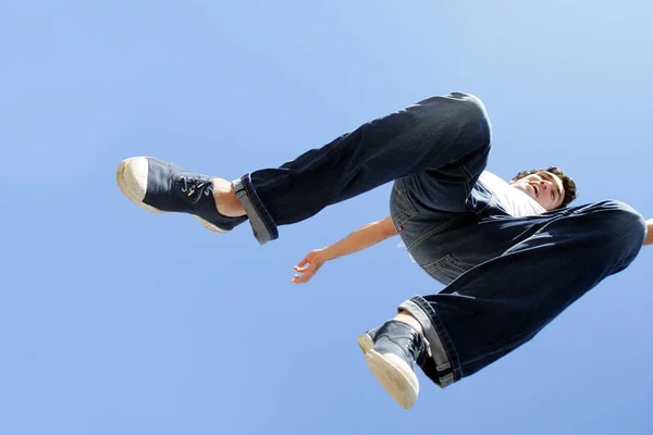 Hombre Saltando Perfil Del Aire — Foto de Stock