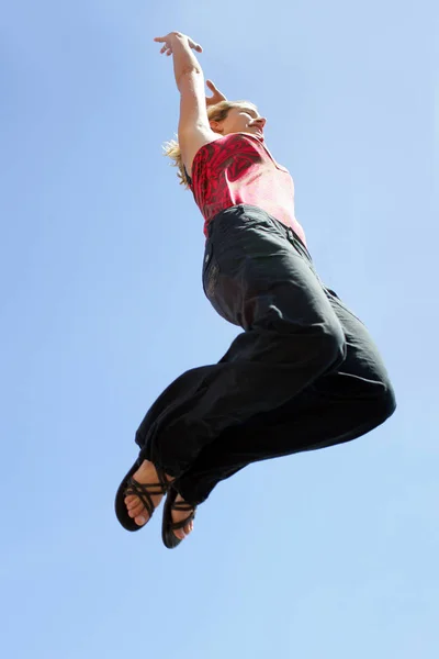 Donna Saltando Nel Profilo Dell Aria — Foto Stock