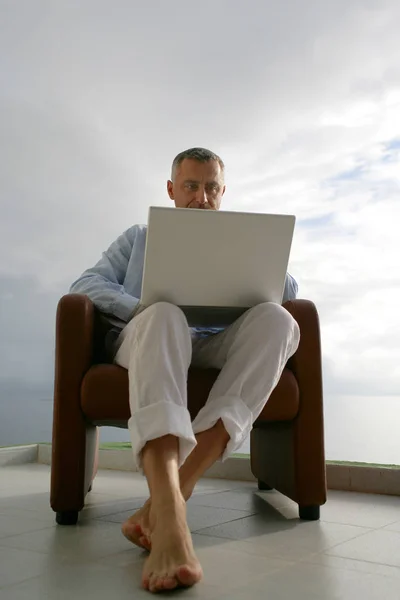 Man Zittend Een Fauteuil Het Terras Met Laptop Terug Naar — Stockfoto