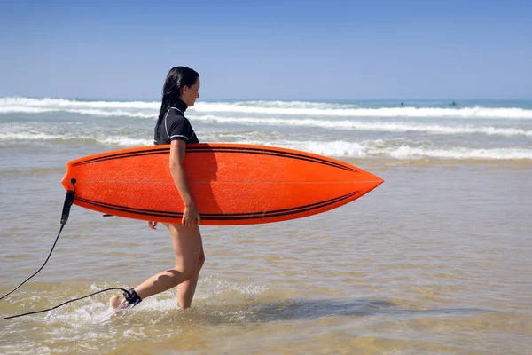 Frau Mit Surfbrett Aufs Meer — Stockfoto